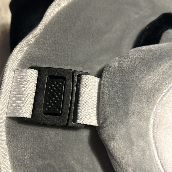 2 in 1 neck pillow and eye mask NWT - Picture 4 of 6